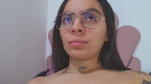 Snapshot of hillary_jones chatting on 10.02.25 sarah online show from 10.02.25