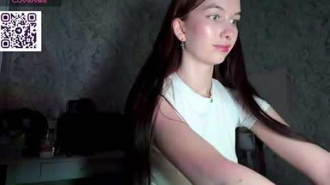 Snapshot of hinadesire chatting on 07.18.26 Hina online show from 07.18.26