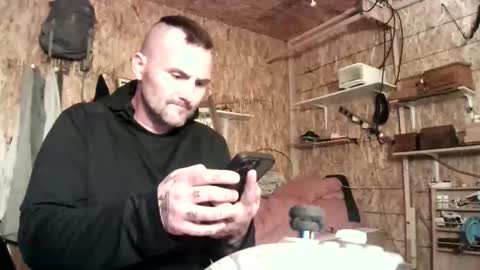 Snapshot of hippostixs chatting on 04.05.26 Krush Vibrations online show from 04.05.26