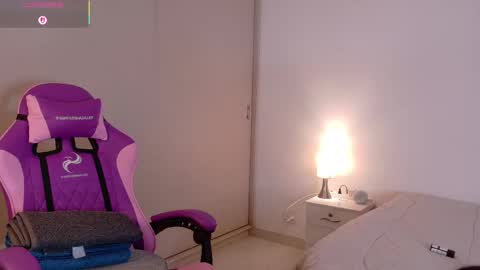 Snapshot of hipshannah chatting on 11.15.25 H A N N A H online show from 11.15.25