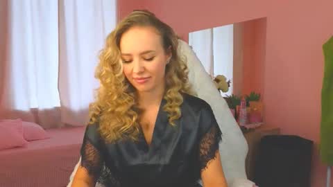 Snapshot of hloya_jons chatting on 10.11.25 Ksenia online show from 10.11.25