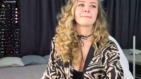 Snapshot of hloya_jons chatting on 10.22.25 Ksenia online show from 10.22.25