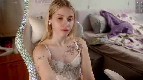 Holly online show from 04.14.26