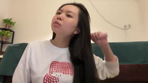 Snapshot of hola_sunflower chatting on 11.04.25 amy online show from 11.04.25