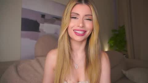 Snapshot of holayoula chatting on 05.12.26 Moni Monica online show from 05.12.26