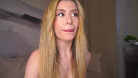 Snapshot of holayoula chatting on 05.15.26 Moni Monica online show from 05.15.26