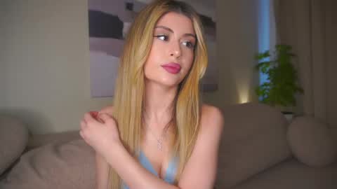 Snapshot of holayoula chatting on 05.20.26 Moni Monica online show from 05.20.26