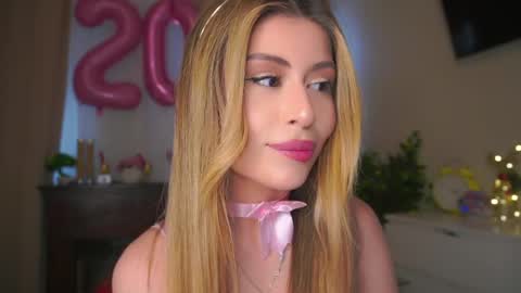 Snapshot of holayoula chatting on 05.27.26 Moni Monica online show from 05.27.26