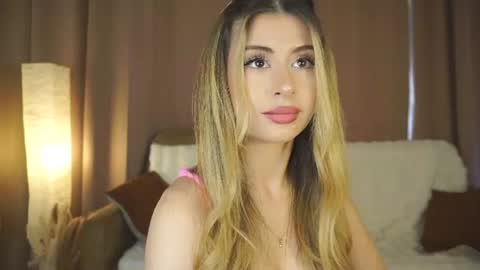 Snapshot of holayoula chatting on 06.28.26 Moni Monica online show from 06.28.26