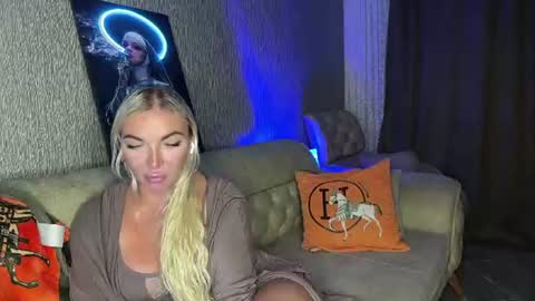 Snapshot of holidaysue chatting on 07.21.26 Novelle online show from 07.21.26