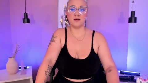 Snapshot of hollie_joliie chatting on 09.10.25 Hollie online show from 09.10.25