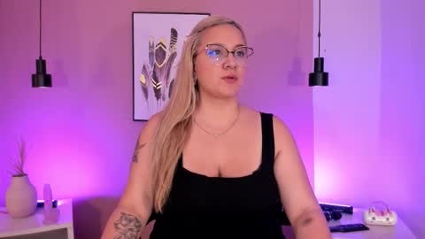 Snapshot of hollie_joliie chatting on 09.20.25 Hollie online show from 09.20.25