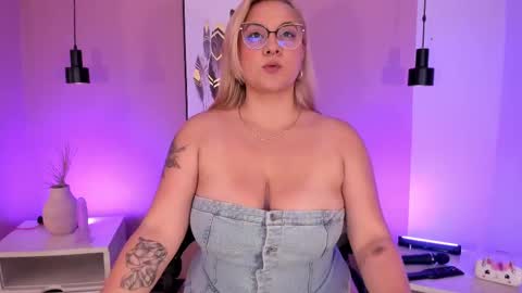 Snapshot of hollie_joliie chatting on 09.22.25 Hollie online show from 09.22.25