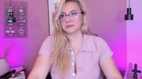 Snapshot of hollie_joliie chatting on 10.03.25 Hollie online show from 10.03.25