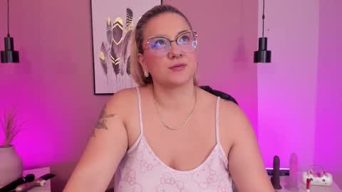 Snapshot of hollie_joliie chatting on 10.11.25 Hollie online show from 10.11.25