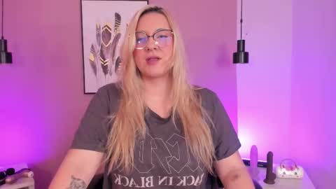 Snapshot of hollie_joliie chatting on 10.17.25 Hollie online show from 10.17.25