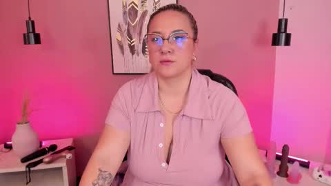 Snapshot of hollie_joliie chatting on 10.18.25 Hollie online show from 10.18.25