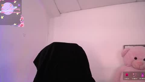 Snapshot of holly_16 chatting on 09.17.25 holly_16 online show from 09.17.25