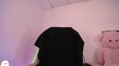 Snapshot of holly_16 chatting on 10.30.25 holly_16 online show from 10.30.25