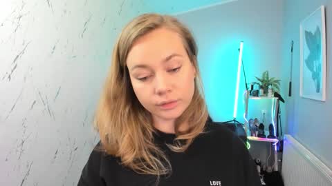 Holly online show from 10.06.25