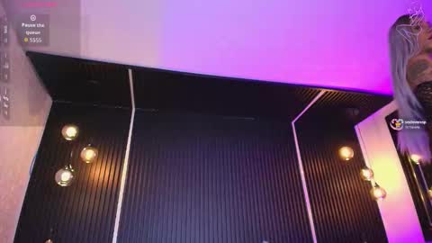 Snapshot of holly_kat chatting on 11.10.25 April online show from 11.10.25