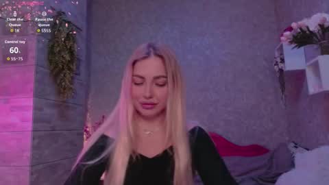 Snapshot of holly_molly8 chatting on 10.16.25 holly_molly8 online show from 10.16.25