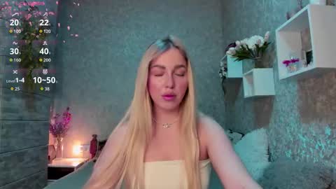 Snapshot of holly_molly8 chatting on 10.25.25 holly_molly8 online show from 10.25.25