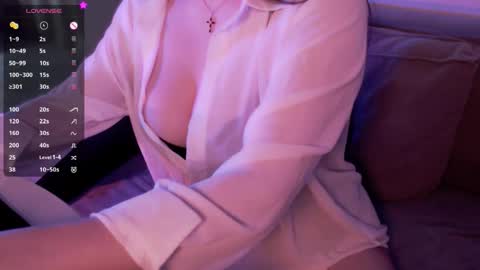 Snapshot of holly_molly_69 chatting on 12.18.25 Molly online show from 12.18.25