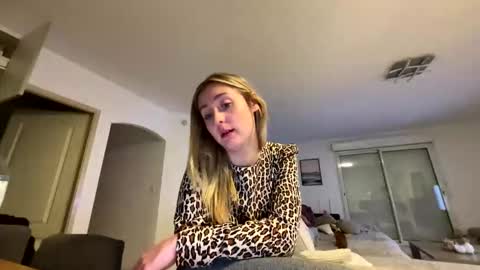 Snapshot of hollyandelon chatting on 10.26.25 hollyandelon online show from 10.26.25