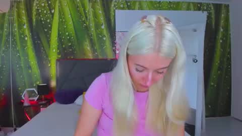 Snapshot of hollytaillor chatting on 09.29.25 HollyTaillor online show from 09.29.25