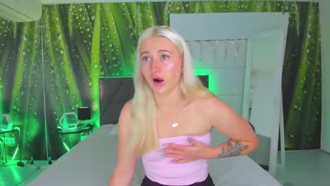 Snapshot of hollytaillor chatting on 10.01.25 HollyTaillor online show from 10.01.25