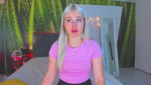 Snapshot of hollytaillor chatting on 10.06.25 HollyTaillor online show from 10.06.25