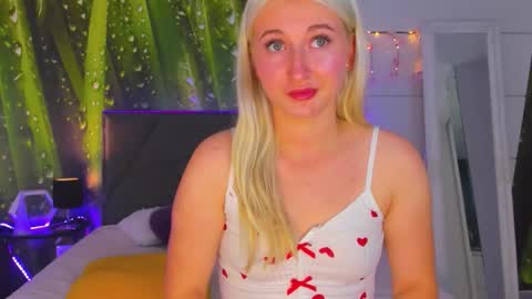 Snapshot of hollytaillor chatting on 10.15.25 HollyTaillor online show from 10.15.25