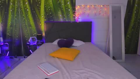 Snapshot of hollytaillor chatting on 10.16.25 HollyTaillor online show from 10.16.25