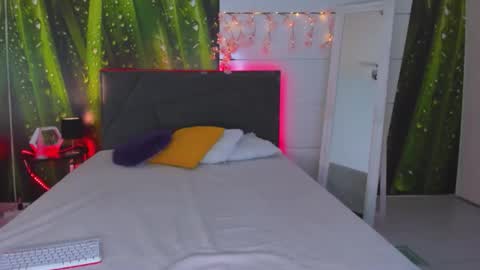 Snapshot of hollytaillor chatting on 10.17.25 HollyTaillor online show from 10.17.25