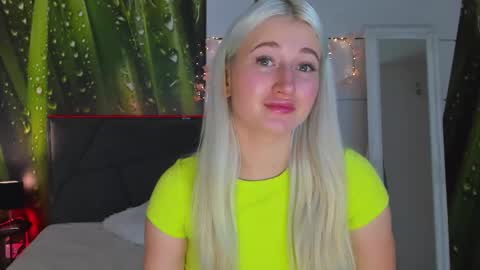 Snapshot of hollytaillor chatting on 10.22.25 HollyTaillor online show from 10.22.25