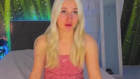 Snapshot of hollytaillor chatting on 11.01.25 HollyTaillor online show from 11.01.25