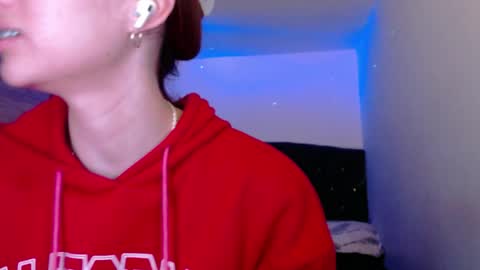 Snapshot of holy_julii chatting on 06.02.26 holy_julii online show from 06.02.26