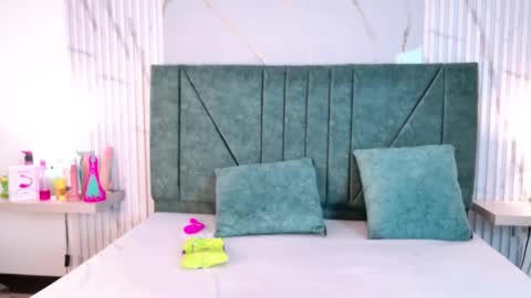 Snapshot of holy_un chatting on 04.23.26 Ariana Mora online show from 04.23.26