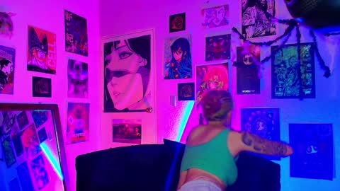 Snapshot of holyeva chatting on 12.04.24 online show from 12.04.24