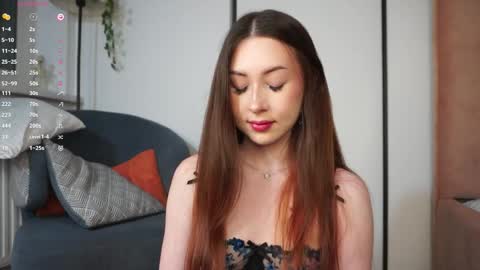 Snapshot of holyhee chatting on 11.04.25 Holy online show from 11.04.25