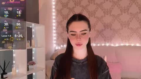 Mia online show from 11.28.25