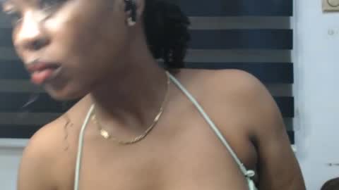 Snapshot of honey_dollxx chatting on 05.27.26 Flora online show from 05.27.26