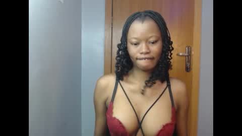 Snapshot of honey_juicydoll chatting on 10.20.25 Sonia online show from 10.20.25