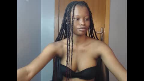 Snapshot of honey_juicydoll chatting on 11.18.25 Sonia online show from 11.18.25