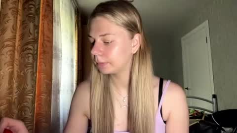 Snapshot of honeyaskren chatting on 06.15.26 Klara online show from 06.15.26