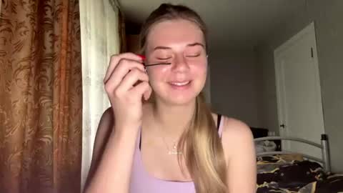Snapshot of honeyaskren chatting on 06.26.26 Klara online show from 06.26.26
