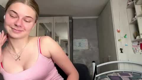 Snapshot of honeyaskren chatting on 07.12.26 Klara online show from 07.12.26