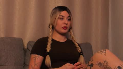 Snapshot of honeybae01 chatting on 10.29.25 Mary online show from 10.29.25