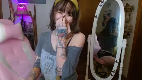 Honey Bee online show from 01.28.25